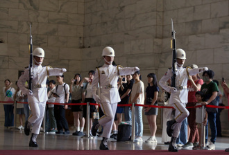 儀隊改到自由廣場操演挨批沒事找事幹 媒體人問：高溫下雨怎麼解決？