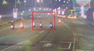 慘摔影片曝光！「阿彌陀佛姐」中正橋遭追撞 翻落腳踏車犁田送醫