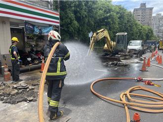 汐止瓦斯管遭挖破大量外泄   消防人员洒水警戒