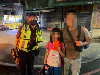 鼻酸！失業單親父沒錢回老家 帶8歲女「台中走回南投」累癱警搭救