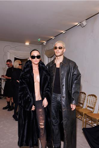 凯蒂佩芮「大衣里没穿」性感现身观秀 Balenciaga 2024秋冬高订作品精彩 