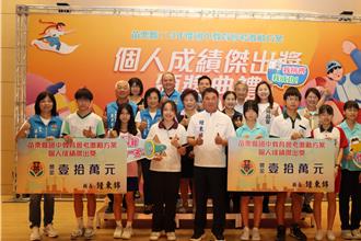 苗栗國中會考7榜首破紀錄 鍾東錦頒發獎勵金鼓勵