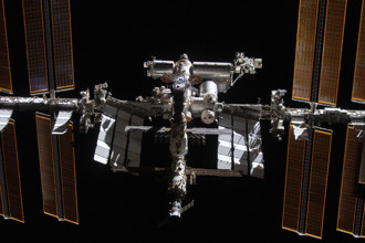 俄羅斯衛星突解體！逾百碎片發散 太空人緊急避難