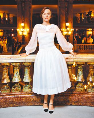 綺拉、周迅看秀優雅滿分