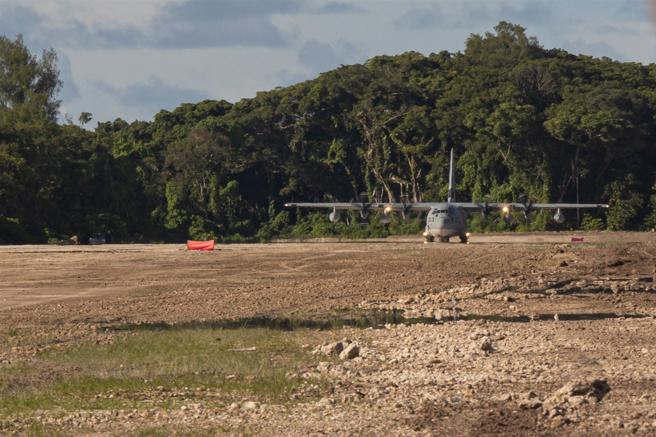  停用多年的贝里琉岛机场跑道虽已布满植被，但经简易整平后，KC-130J仍可顺利起飞。
（取自DVIDS网站）