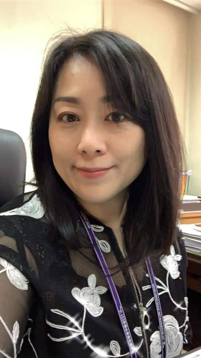 女力出头，澎县府财政处长郑嘉薇将调升澎议会秘书长，成为澎县有史以来首位女性、也是最年轻最高职等的文官。（翻摄画面／许逸民澎湖传真）
