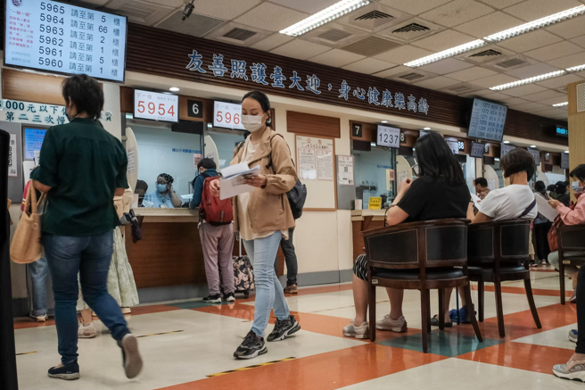 近日疫情升温，不少人感染新冠与流感。图为民眾领药的画面。（示意图／本报系资料照）