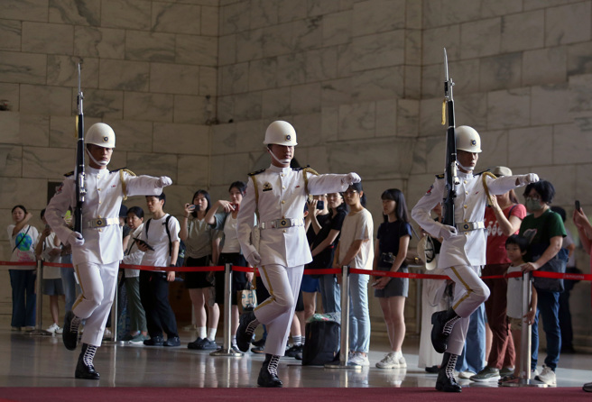 国防部长顾立雄昨（26）日宣布，已和文化部协调，将中正纪念堂的三军仪队改移到自由广场表演，相关细节待文化部拍板。图为海军仪队在中正纪念堂内进行操演。（中时资料照，范扬光摄）