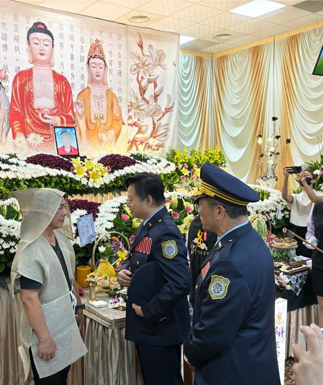 矫正署长周辉煌诚挚向家属表达哀悼之意。(矫正署提供)