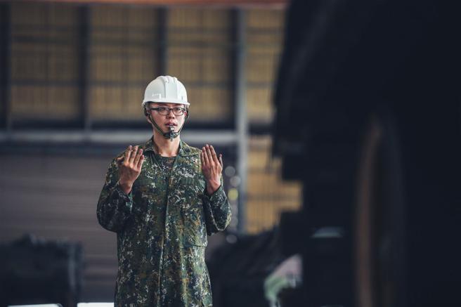  從農家子弟成為裝備修製匠人，朱厚任不斷突破自我。（記者陳彥陵攝）