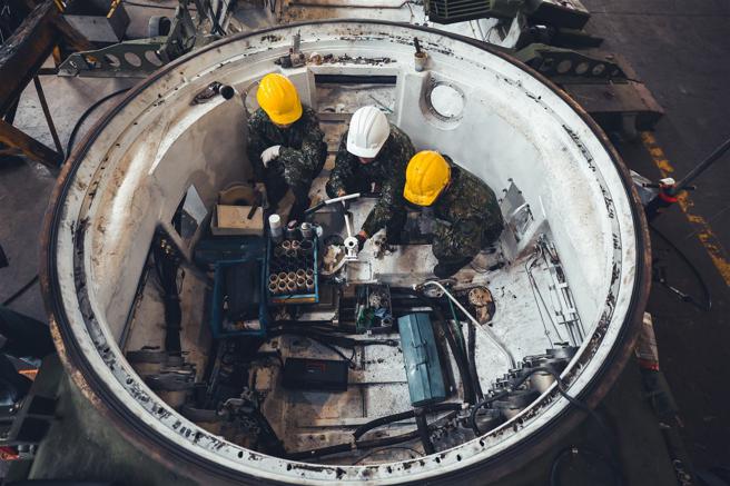  朱厚任謹慎執行每個翻修步驟，讓所有戰甲車能持續守護國安。（記者陳彥陵攝）