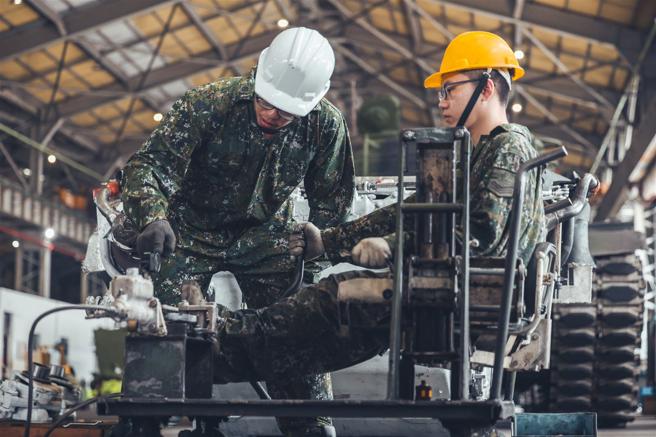 朱厚任以經驗指導後進各項細節，傾囊相授。（記者陳彥陵攝）