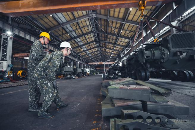  堅持「品質、專業、安全」信念，朱厚任嚴格把關每一個環節。（記者陳彥陵攝）