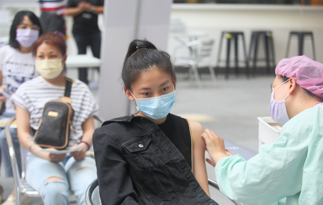 台大醫師李秉穎表示，現在是過渡期，人體還需要時間適應病毒，因此打疫苗仍是最重要的，未來病毒完全感冒化，就可以不用繼續打疫苗。（圖／示意圖，記者張鎧乙攝影）