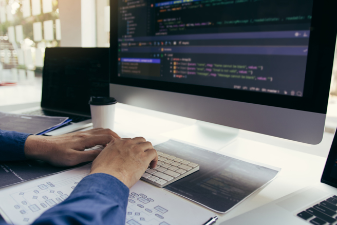 一位在半导体业工作的网友近日有意学习第三种语言，引发热议。（示意图：shutterstock／达志）