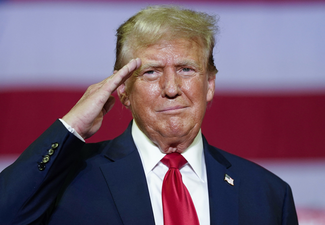 美国前总统川普（见图）在总统候选「推定提名人」首次电视辩论前的民调中，险胜现任总统拜登。（美联社）