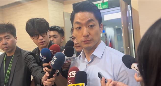 台北市长蒋万安27日受访表示，昨日议会已通过决议，一切遵照议会决议进行，内政部之前也表达他们对于在2017年的函示立场一致。（刘玮晴摄）