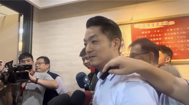 台北大巨蛋逢雨必漏，台北市长蒋万安被媒体问到是否要唱听见下雨的声音，蒋万安则清唱周杰伦的「告白气球」回应。（刘玮晴摄）