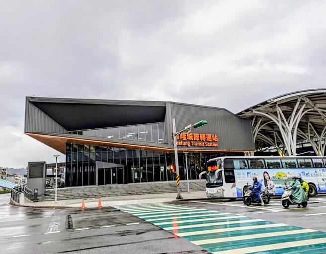 基隆市城际转运站将于6月29日起启用，市府也在现行国光临时站、公车总站及海洋广场等三处，设置接送临停区域，方便民眾接送亲友时临停。（张志康摄）