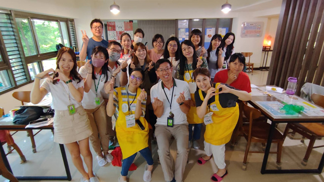 信義房屋聯手特公盟舉行「囡仔逗陣上街玩」街道自造遊戲，圖為信義同仁自主參加特公盟舉辦的『孩子王培訓工作坊』種籽講師培訓。(圖/信義房屋 提供)