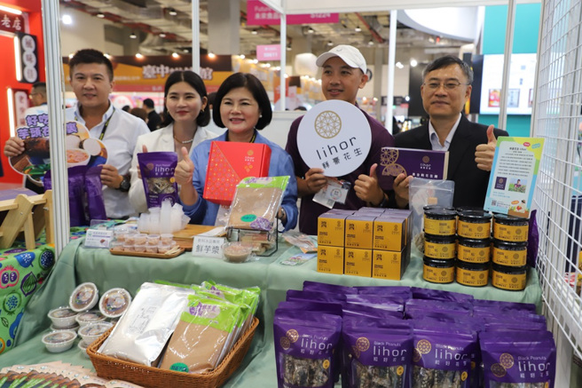 台北国际食品展「云林良品馆」开幕，县长张丽善亲自开箱参展云林良品，欢迎国内外朋友来「云林良品馆」分享。（图/云林县政府提供）