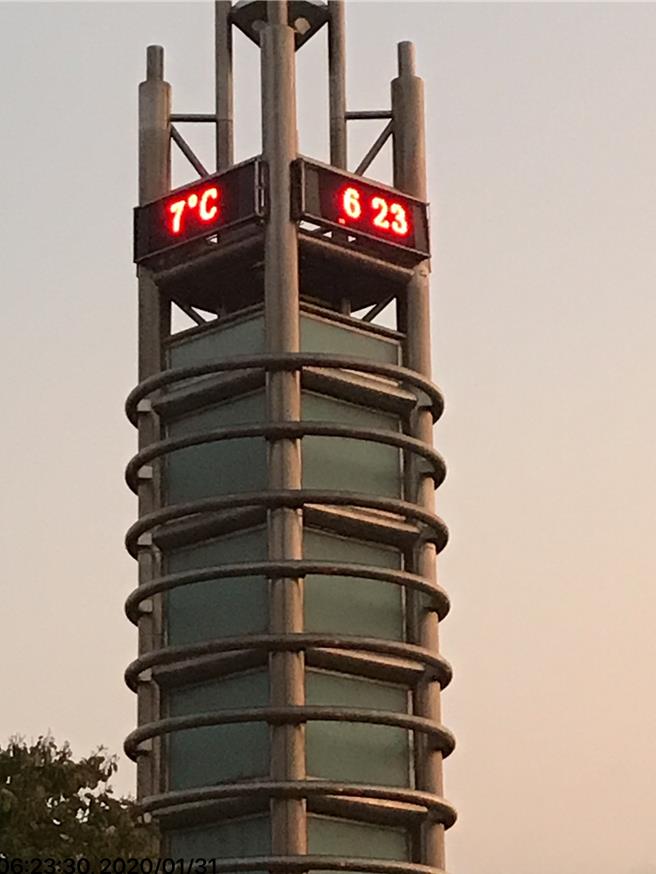 桃园阳明运动公园内的钟塔年久失修，让运动的民眾无法查看时间，桃园区公所则因维修费过高决定拆除。（姜霏摄）