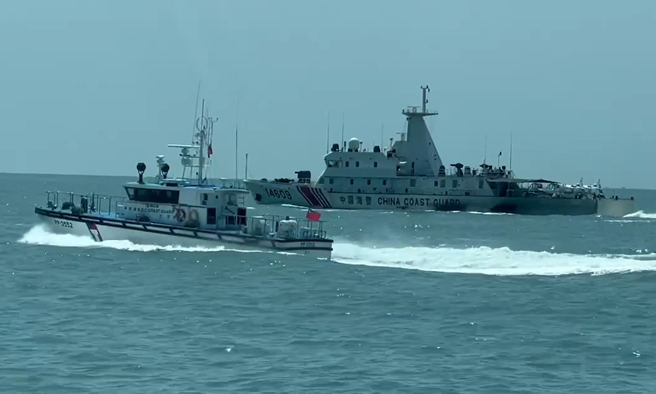 金门海巡队用10余艘警艇面对大陆150艘海警舰「以1抗10」。(海巡署提供)