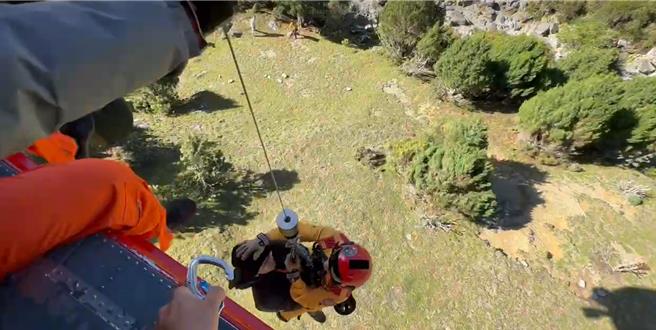 一名21岁陈姓男山友昨晚行经花莲万荣乡太平溪营地时，脚踝不慎发生扭伤且无法行走，经空勤总队今天上午出动直升机将人吊挂下山，后送医院治疗。（空勤总队提供／罗亦晽花莲传真）