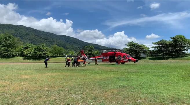 66岁杨姓山友25日在瓦拉米步道疑似中暑OHCA，消防人员隔天协请直升机吊挂下山，却因天候不佳未果，今天上午吊挂成功，但人却已离世。（花莲县消防局提供／罗亦晽花莲传真）