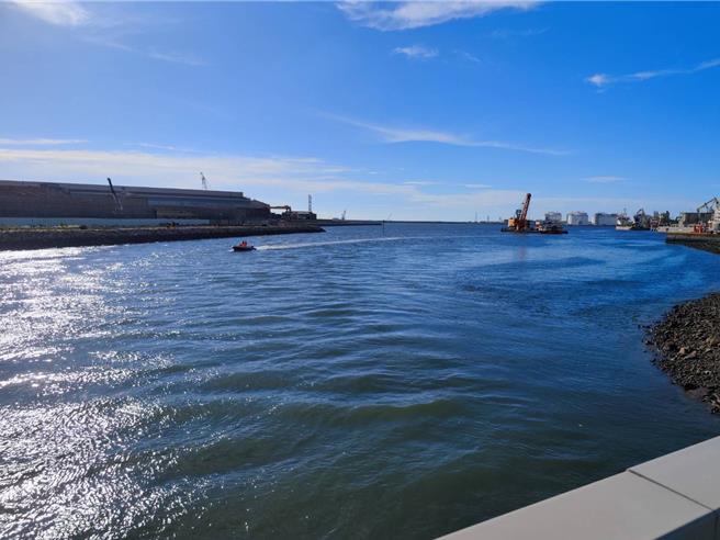 台中市1名外送员26日下午被发现机车停在台中港附近的中南一路旁，人却失联，警方怀疑天热戏水，由台中港务消防队南堤消防分队、港警总队中突堤中队及海巡署派员持续协寻中。（台中海巡队提供／张妍溱台中传真）