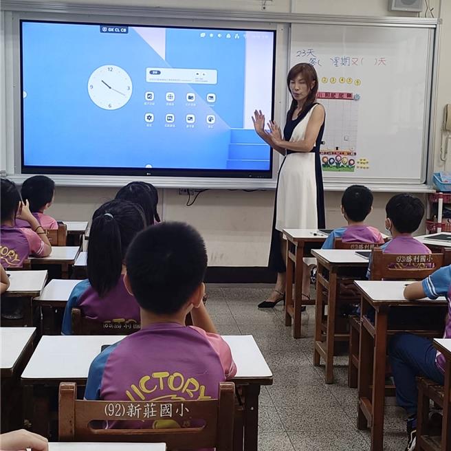 高雄市左营区胜利国小为了让师生在教与学上能更跟上时代潮流，终于在今日实践「班班有大型触控萤幕」的目标，正式迈向智慧学习校园的新里程碑。（高雄市教育局提供／林雅惠传真）