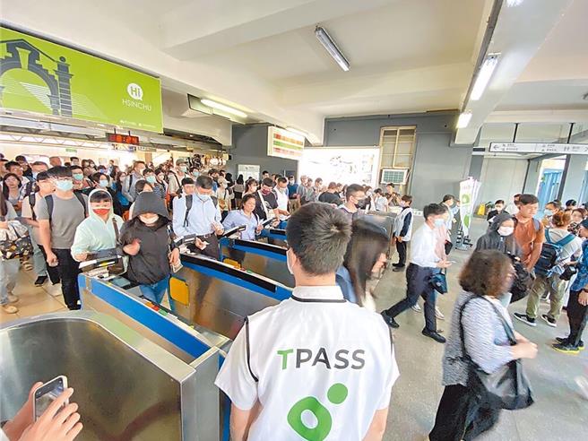 台鐵7月1日起開通手機悠遊付進站服務。圖為示意圖。（本報資料照片）