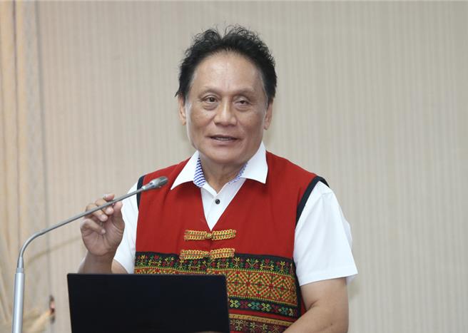 原住民委员会主委是政务官，没有固定任期，目前由行政院院长提请总统任命，国民党立委郑天财提案，原民会主委须经具原住民身分的民意代表开审查会同意，任期改为4年且由山地、平地原住民轮流担任。图为现任原住民委员会主委曾智勇。（本报资料照片）