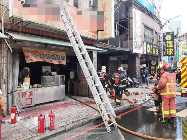 新北市板橋區漢生路一處便當店發生火警。（圖 / 劉詠韻翻攝）