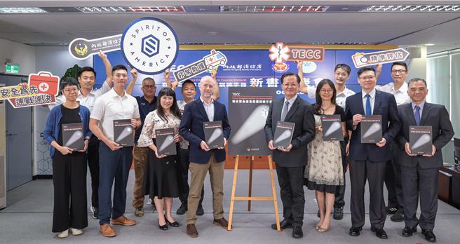 消防署今（27）日上午举办「战术紧急伤患救护训练手册」新书发表记者会，由消防署长萧焕章主持。（消防署提供）