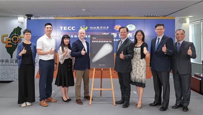消防署今（27）日上午举办「战术紧急伤患救护训练手册」新书发表记者会，邀请美国非政府组织、卫生福利部、国防部军医局、社团法人壮阔台湾联盟等组织代表出席。（消防署提供）