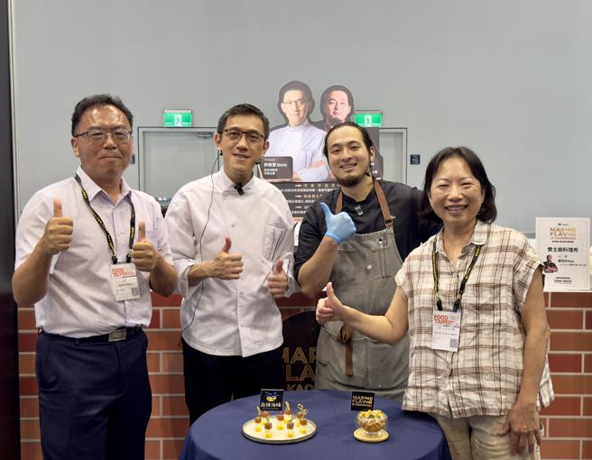 高雄市政府海洋局专区开幕，左起海洋局主任秘书洪耀庭、   台北W饭店许政堂、萨玛法国小馆廖冠宇及国华集团董事长周怡华。（图／高雄市海洋局）