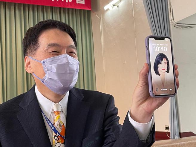 罗智先手机桌布是妻子高秀玲30年前的美照。（图／李丽满摄）