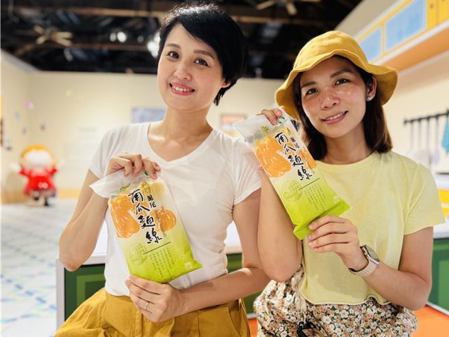 7月每周六來訪的遊客，只要穿著帶有黃色元素的衣物或配件，就能到淡水紅毛城的文創商品店領取一分「滬尾南瓜麵線」長壽禮，每日限量19包。（淡水古蹟博物館提供）