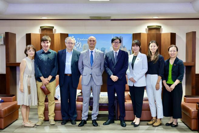 陳其邁（右四）率團隊接待西班牙貴賓一行。（圖／高雄市行國處）