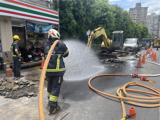 消防人員拉起封鎖線灑水警戒。（新北市消防局提供）