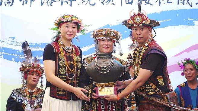 高春梅（中）接任成為加魯加倫部落傳統領袖，金崙村長陳志偉（右）贈禮祝賀。（蕭嘉蕙攝）