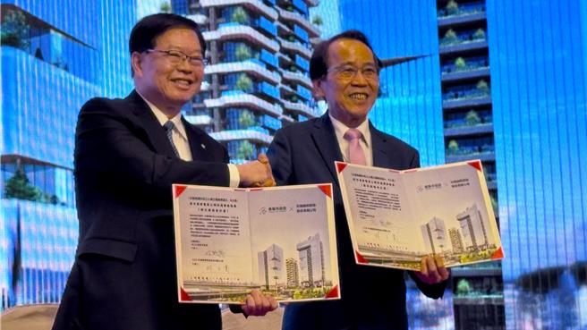 今天高市府副市长林钦荣与国扬实业董事长林子宽正式签约，宣告启动「左营高铁科技之心」公办都更案。（柯宗纬摄）