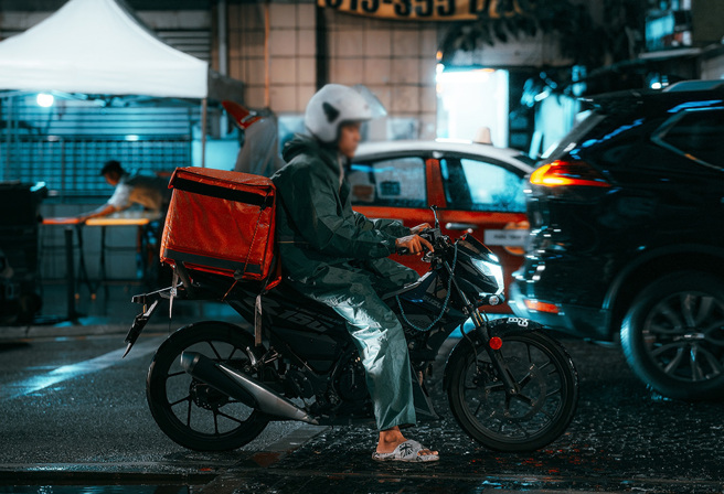 乌拉圭外送员深夜送餐时，遇到2名歹徒抢劫，立即拿出开山刀应战。(图:shutterstock/达志)