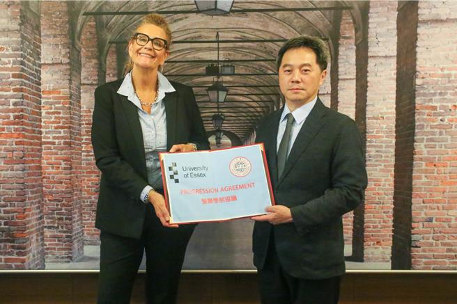 英国艾瑟克斯大学副校长Vanessa_Potter(左)与东吴外语学院院长王世和(右)持两校双联学制合约合影。（东吴大学提供）