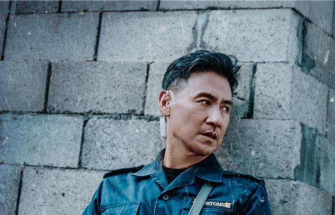 张学友为演出的电影《海关战线》献唱主题曲〈很远的地方〉。（环球音乐提供）