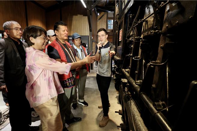 林铁及文资处为庆祝县定古蹟「奋起湖车库」修復完成，以「山行记忆・奋起湖」为题举办特展，今正式开展。（林铁及文资处提供∕吕妍庭嘉义传真）