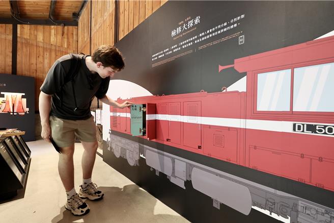 挪威籍铁道爱好者Torkil分享他喜爱策展有许多铁道趣味知识，对于认识阿里山林铁很有帮助。（林铁及文资处提供∕吕妍庭嘉义传真）