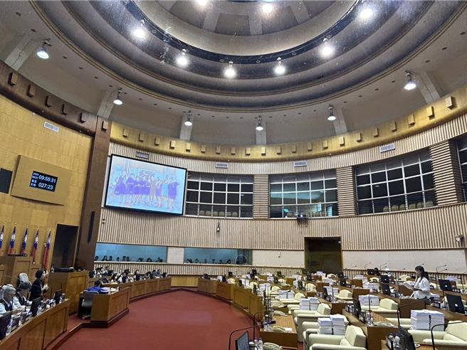 屏东县议会27日开议，县议员周陈晓玟踢爆枋寮乡某幼儿园有老师疑似体罚学童。（谢佳潾摄）
