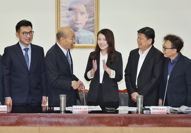 針對財劃法，新竹市長高虹安（右三）27日在立委鄭正鈐（右）的陪同下拜會立法院長韓國瑜（左二）、國民黨團總召傅崐萁（右二）。（姚志平攝）